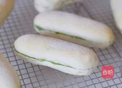 Illustration of how to make mini soft matcha stuffed French bread 8