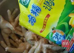 Illustration of how to make salt-baked chicken feet 5