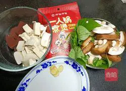 Illustration of how to make Sichuan Spicy Crucian Carp Pot 2