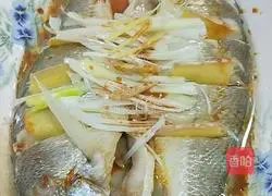 Illustration of how to make steamed yellow croaker 9