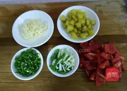 Illustration of how to make spicy squid flowers 3