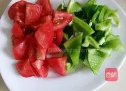 Stir-fried Illustration of how to make three fresh vegetables 2