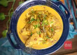 Illustration of how to cook crucian carp stewed with pickled cabbage 11