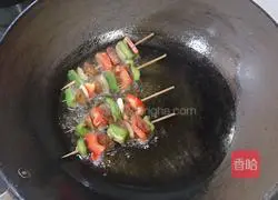 Illustration of how to make colorful pepper beef skewers 6