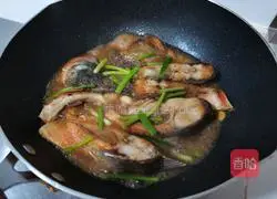 Illustration of how to make fried and braised red pomfret 6
