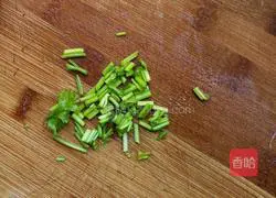 Illustration of how to stir-fry eggplant shreds 3