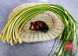 Illustration of how to make fried bacon with garlic sprouts 1