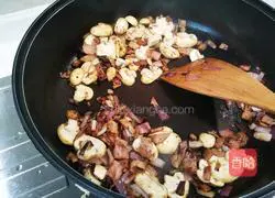 Illustration of how to make Italian bacon and mushroom cream noodles 2