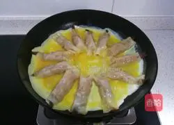 Illustration of how to wrap shrimps in wonton skins 19