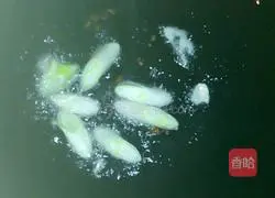 Illustrations on how to make the new three delicacies 16