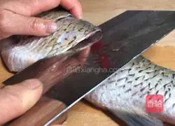 Illustration of how to make crispy fish with chopped pepper 1