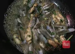 Illustration of how to stir-fry razor clams with ginger and green onions 6