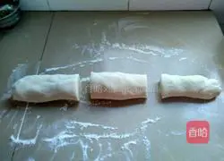 Illustration of how to make salt and pepper hand-pulled biscuits 6