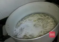 Illustration of how to make fried tomato noodles with soy sauce and tomato sauce 3