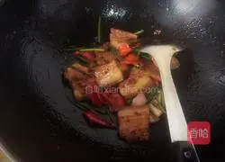  Illustration of how to make twice-cooked pork with green garlic 9