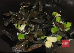 Stir-fry Illustration of how to make sea melon seeds 4