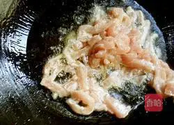 Illustration of how to stir-fry shredded pork with Hangzhou pepper and pickled mustard 5