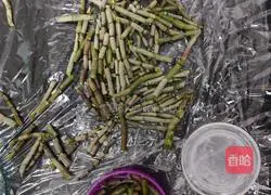 Illustration of how to make dendrobium and wolfberry wine 3