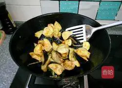 Illustration of how to make vegetarian stir-fried ground and three delicacies 11