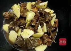 Illustration of how to cook pork ribs with small potatoes 7