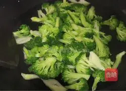 Recipe for stir-fried shrimps with broccoli Illustration 3