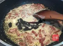 Illustration of how to make creamy egg yolk and bacon pasta 6