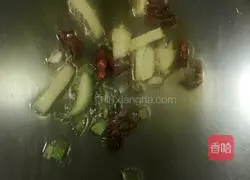 Illustration of how to make spicy fried conch meat 5