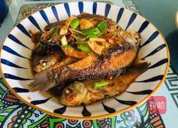 Illustration of how to cook small crucian carp with bean paste 11