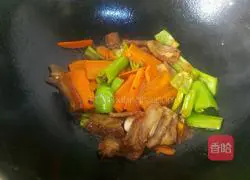 Illustration of how to make twice-cooked pork with carrots 8