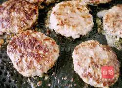 Illustration of how to make beef burgers 5