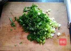 Illustration of how to stir-fry oysters with green garlic 3