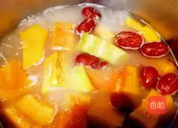 Illustration of how to make black fish, red dates and pumpkin soup 9