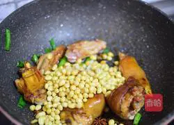 Illustration of how to make braised pig trotters with soybeans 6