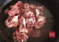 Illustration of how to cook pork ribs with corn, carrots and potatoes 1