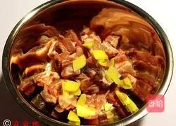 Illustration of how to make steamed pork ribs and lotus root 1