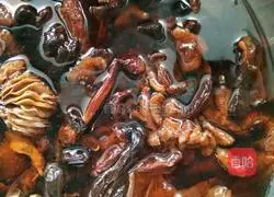 Illustration of Northeastern Chicken Stewed Mushroom Vermicelli 2