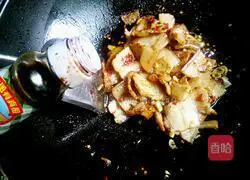 Illustration of how to make stir-fried twice-cooked pork with dried fragrant seeds 10