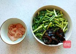 Illustration of how to make fried meat with garlic sprouts and fungus 1