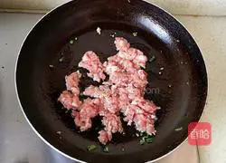 Fry minced meat with garlic moss Illustration of how to do it 3