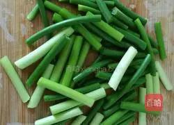 Illustration of the recipe of twice-cooked pork with garlic moss 1