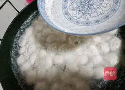 Illustration of how to make handmade fish balls 15