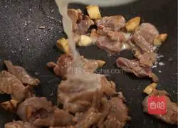 Illustration of how to cook garlic meat with broccoli 8