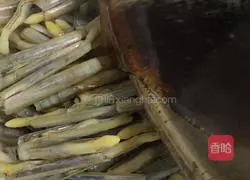 Illustration of how to make bamboo clams with scallion oil 6