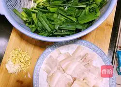 Illustration of how to make Sichuan style twice-cooked pork with garlic sprouts 4