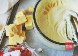 Eighteen-year-old girl's strawberry cheese mousse/Ice cream cake recipe 3