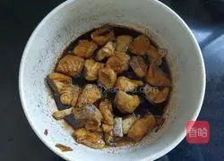 Illustration of how to make braised fish cubes with rock sugar 11