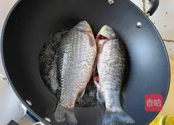 Illustration of how to cook crucian carp in sauce 4