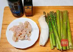 Illustration of how to make asparagus and shrimps 1