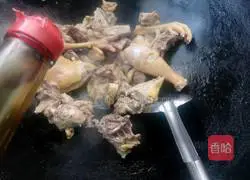 small Illustration of how to make chicken stewed with mushrooms 6