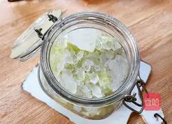 Illustration of making homemade limoncello 10